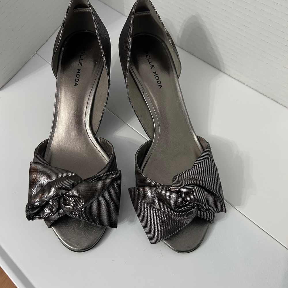 Pelle Moda Alera Pewter Bow Kitten Heels Size 8.5 D’Orsay Open Toe Wedding